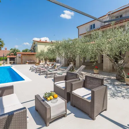Apartment Paradiso 2 Mit Pool , Garten, Liegen