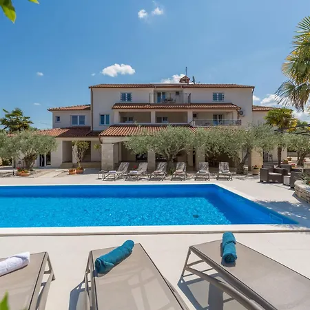 Apartment Paradiso 2 Mit Pool , Garten, Liegen Porec