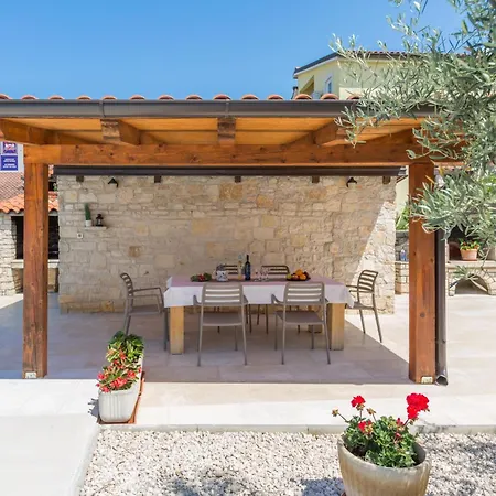 Paradiso 2 Mit Pool , Garten, Liegen بوريتش