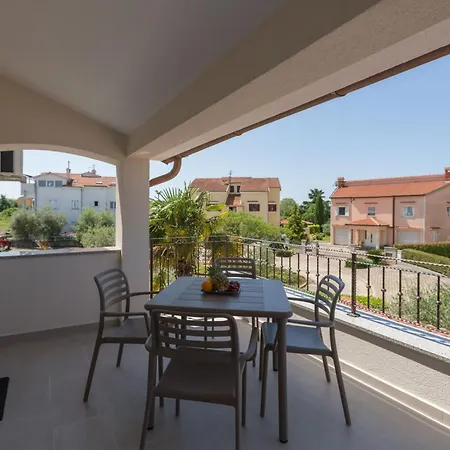 Paradiso 2 Mit Pool , Garten, Liegen شقة *