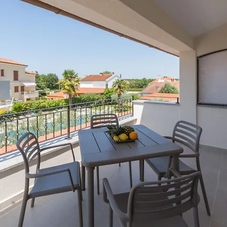 Paradiso 2 Mit Pool , Garten, Liegen شقة
