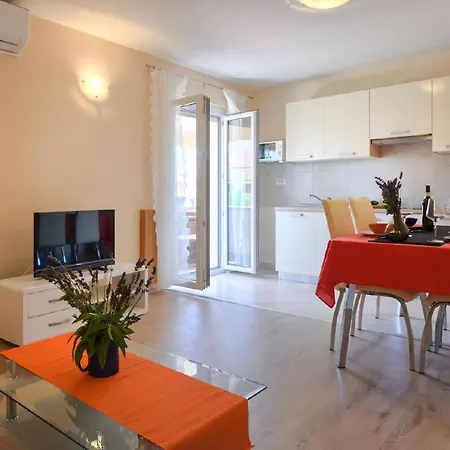 Paradiso 2 Mit Pool , Garten, Liegen بوريتش