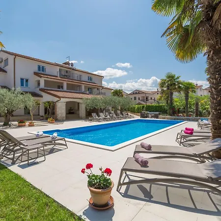 Paradiso 2 Mit Pool , Garten, Liegen Apartment