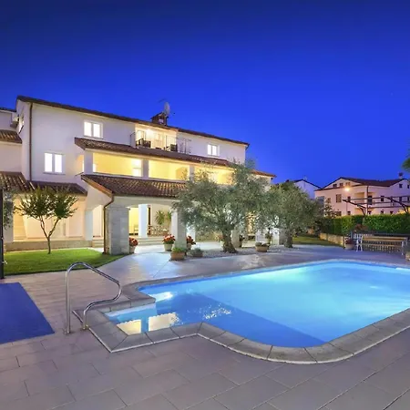 Paradiso 2 Mit Pool , Garten, Liegen * Porec